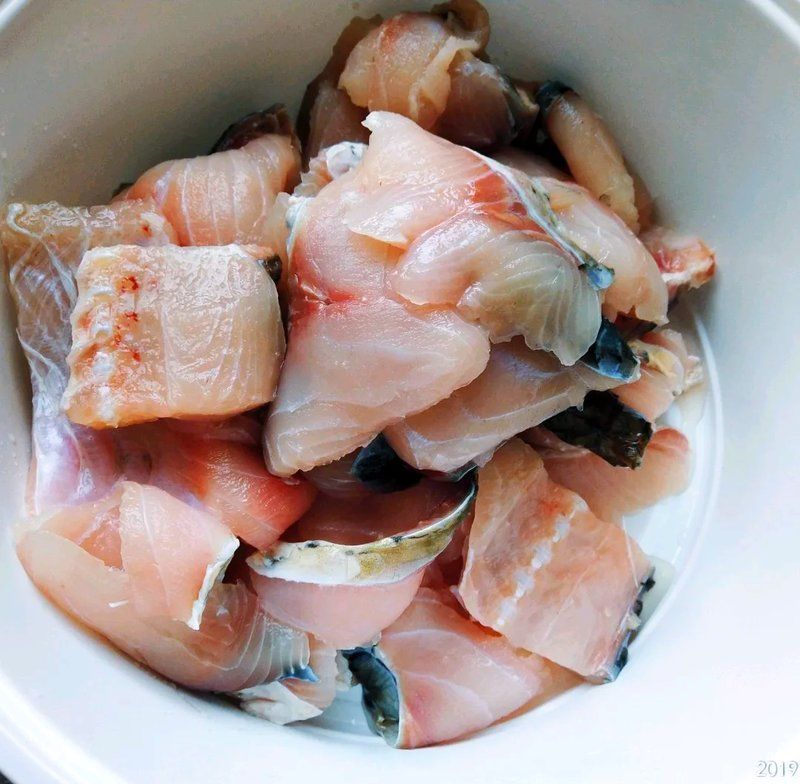 如何保持魚(yú)片嫩滑，如何保持魚(yú)片嫩滑,要讓魚(yú)片嫩滑不碎，關(guān)鍵在于,選材、處理、腌制和烹飪火候