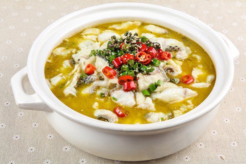 如何保持魚(yú)片嫩滑，如何保持魚(yú)片嫩滑,要讓魚(yú)片嫩滑不碎，關(guān)鍵在于,選材、處理、腌制和烹飪火候