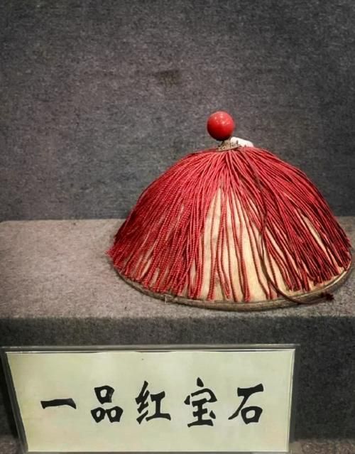 古玩市場老物件，古玩市場老物件思考完成,要求1000字文本并配圖