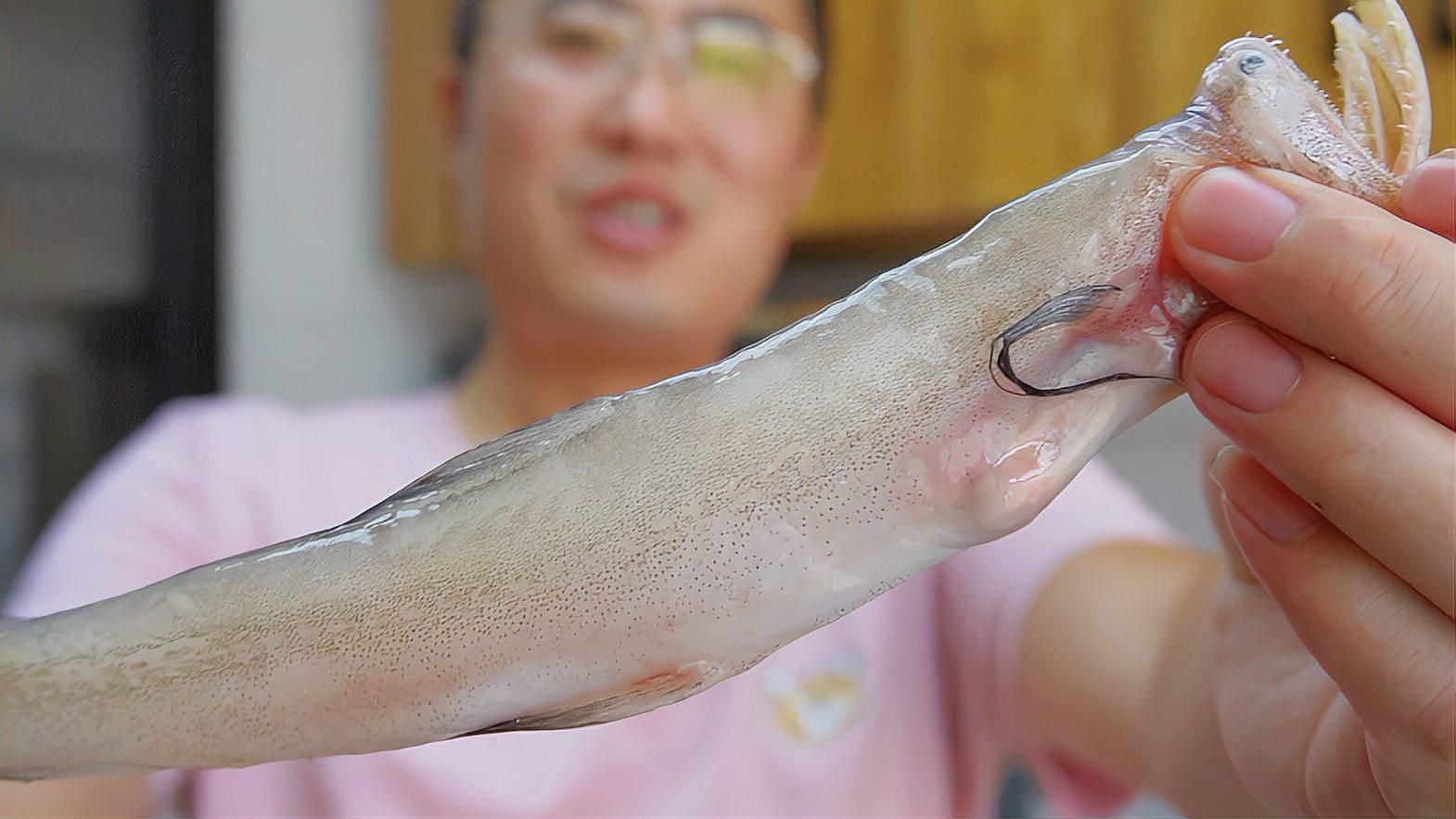 閩侯龍魚有哪些常見的烹飪方法，福建沿海家庭最經典的閩侯龍魚做法，醬油水燒龍頭魚太美味了