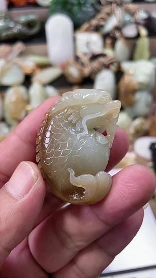給我幾張優質和田玉龍魚的圖片，優質和田玉龍魚的價格范圍是多少,優質和田玉龍魚的價格如何