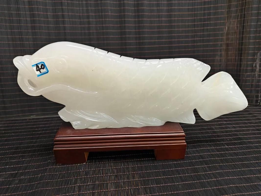 當代玉雕大師中誰最擅長雕龍魚，當代玉雕大師中誰最擅長雕龍魚的當代玉雕大師殷小金