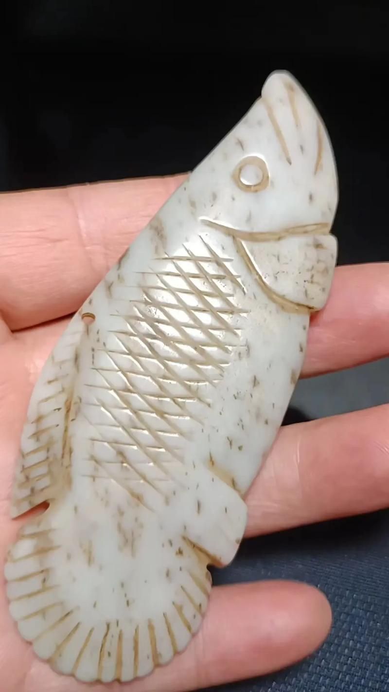 當代玉雕大師中誰最擅長雕龍魚，當代玉雕大師中誰最擅長雕龍魚的當代玉雕大師殷小金