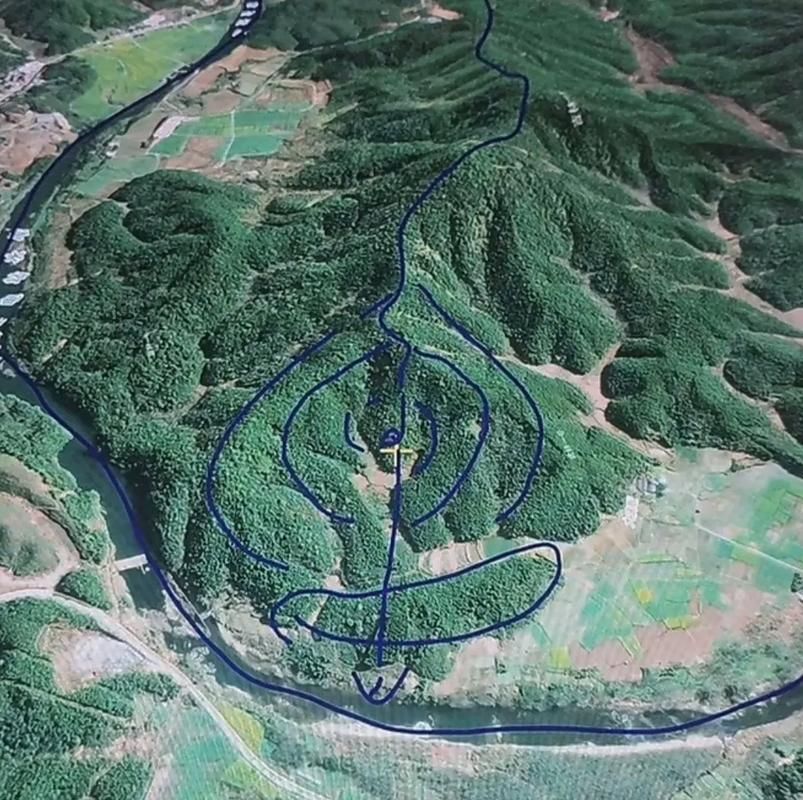 給我幾張龍形地的風水圖片，風水學中“龍形地”是指山脈或地形走勢如龍蜿蜒