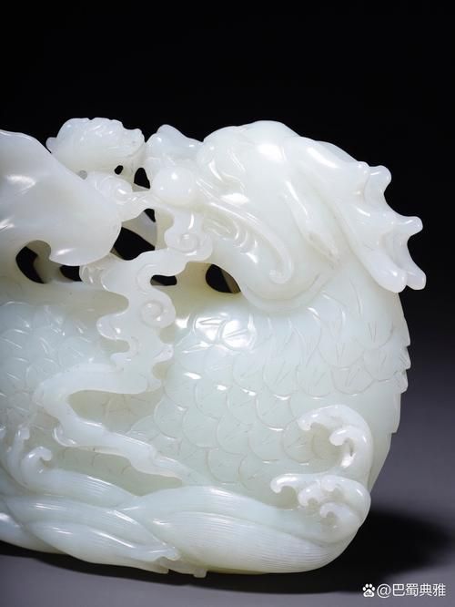 給我一些玉龍魚擺件的搭配圖片，玉龍魚擺件如何搭配？