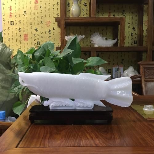 給我一些玉龍魚擺件的搭配圖片，玉龍魚擺件如何搭配？
