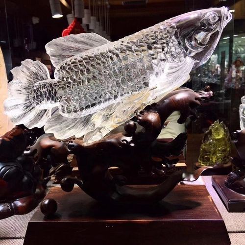 能否提供更多龍魚與吉祥物的搭配圖片