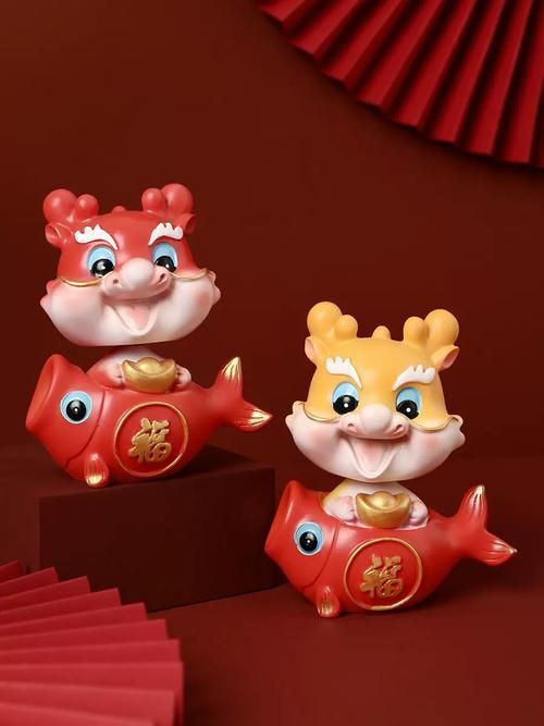 能否提供更多龍魚與吉祥物的搭配圖片