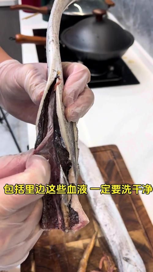 給我一些安全處理魚的圖片示例