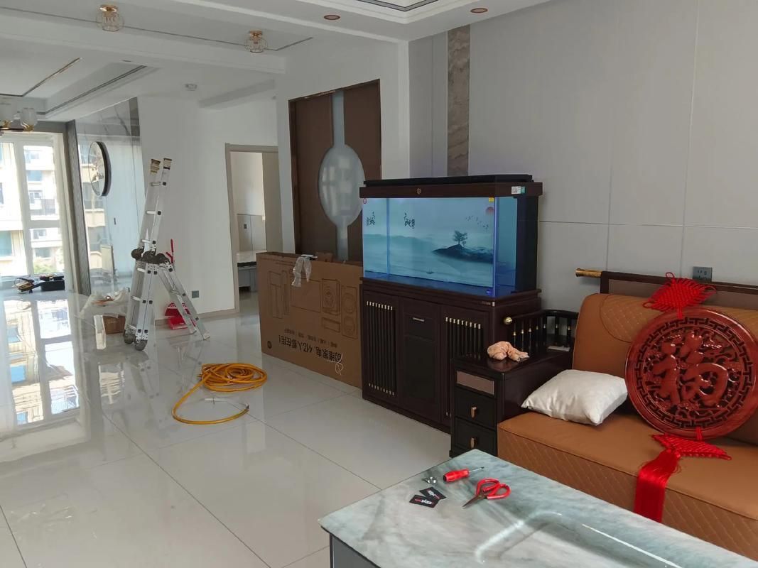 能否提供魚缸擺放的圖示示例，魚缸擺放圖示示例：客廳中心位置：將魚缸放在客廳的中央位置