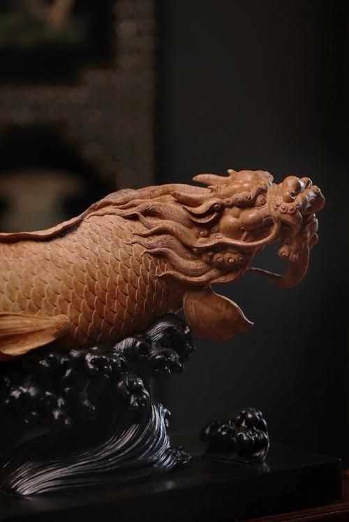 給我一些高清的龍魚木雕圖片