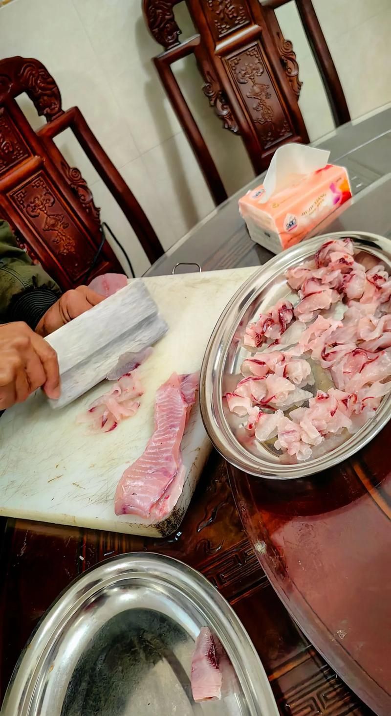 龍魚吃生豬肉會(huì)有什么反應(yīng)？，關(guān)于龍魚吃生豬肉的問題
