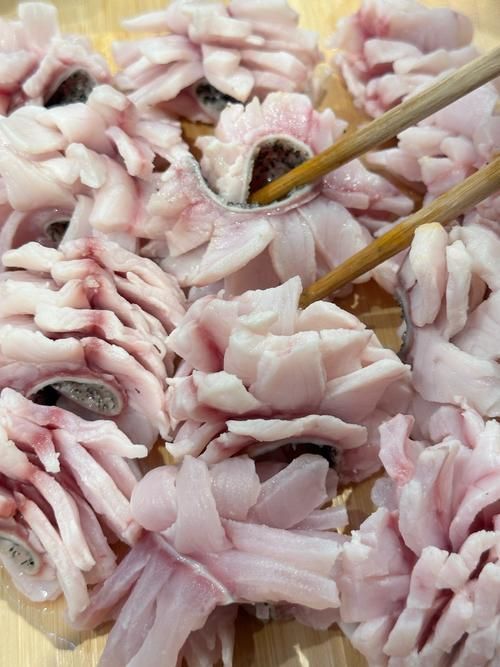 龍魚吃生豬肉會有什么反應？，關于龍魚吃生豬肉的問題