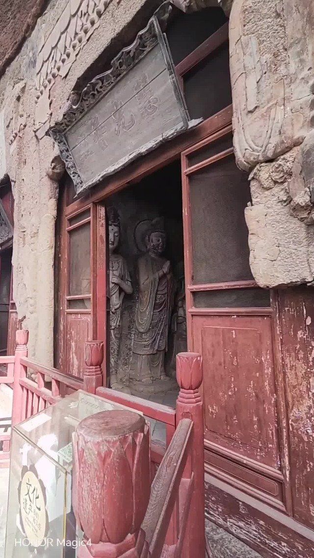 能否提供更多關于麥積山石窟的信息，中國四大石窟之一——麥積山石窟