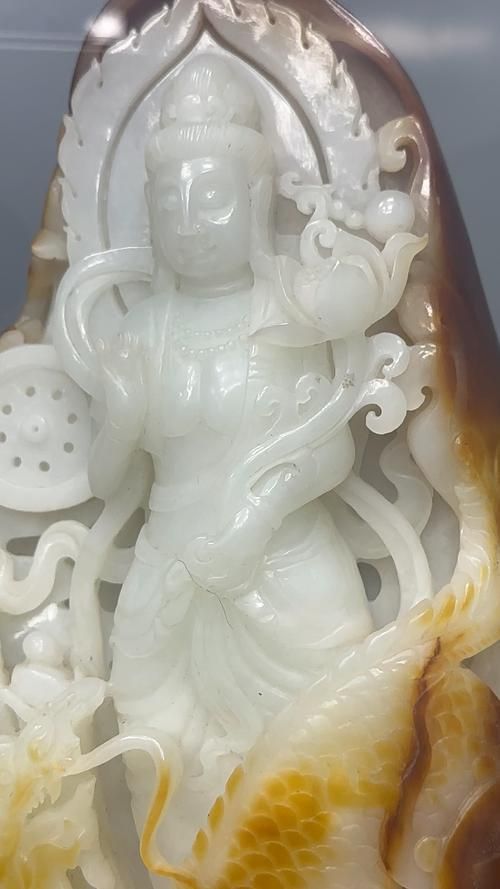 如何鑒別和田玉龍魚(yú)觀音的真?zhèn)危浚吞镉颀堲~(yú)觀音真?zhèn)舞b別和田玉龍魚(yú)觀音的真?zhèn)舞b別方法
