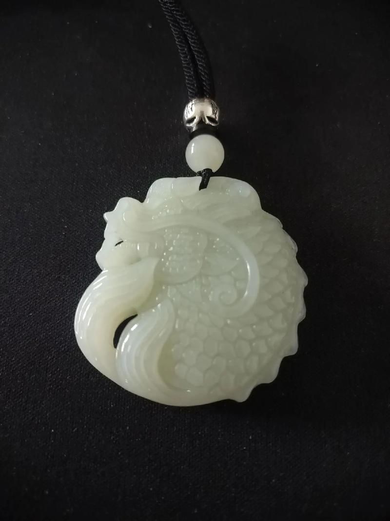 如何鑒別和田玉龍魚(yú)觀音的真?zhèn)危浚吞镉颀堲~(yú)觀音真?zhèn)舞b別和田玉龍魚(yú)觀音的真?zhèn)舞b別方法