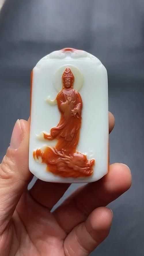 如何鑒別和田玉龍魚(yú)觀音的真?zhèn)危浚吞镉颀堲~(yú)觀音真?zhèn)舞b別和田玉龍魚(yú)觀音的真?zhèn)舞b別方法