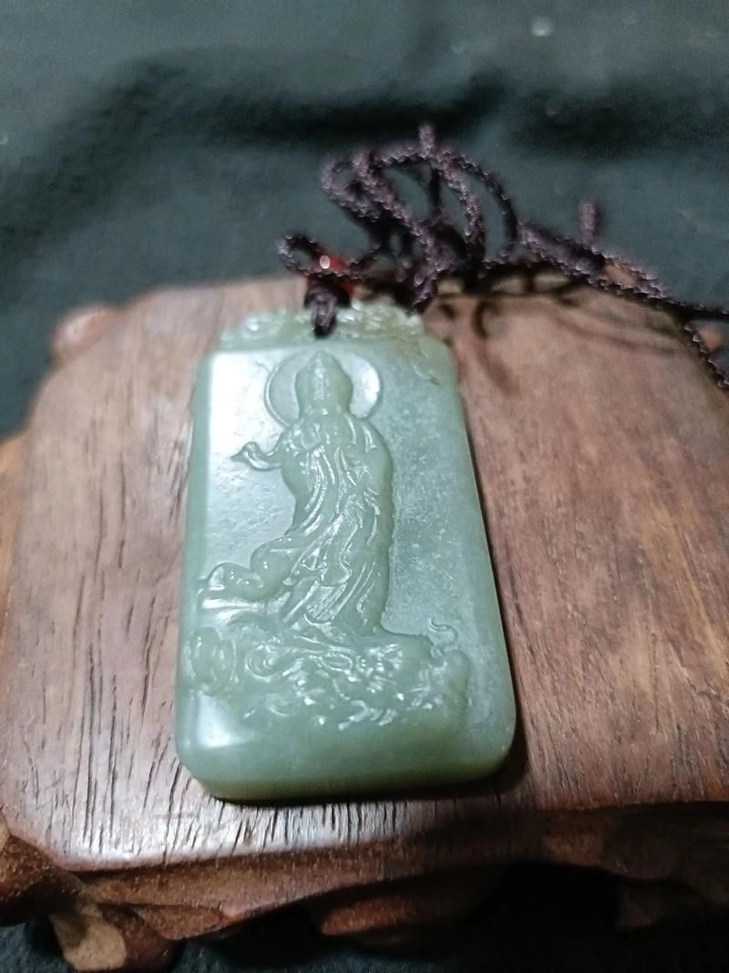 如何鑒別和田玉龍魚(yú)觀音的真?zhèn)危浚吞镉颀堲~(yú)觀音真?zhèn)舞b別和田玉龍魚(yú)觀音的真?zhèn)舞b別方法