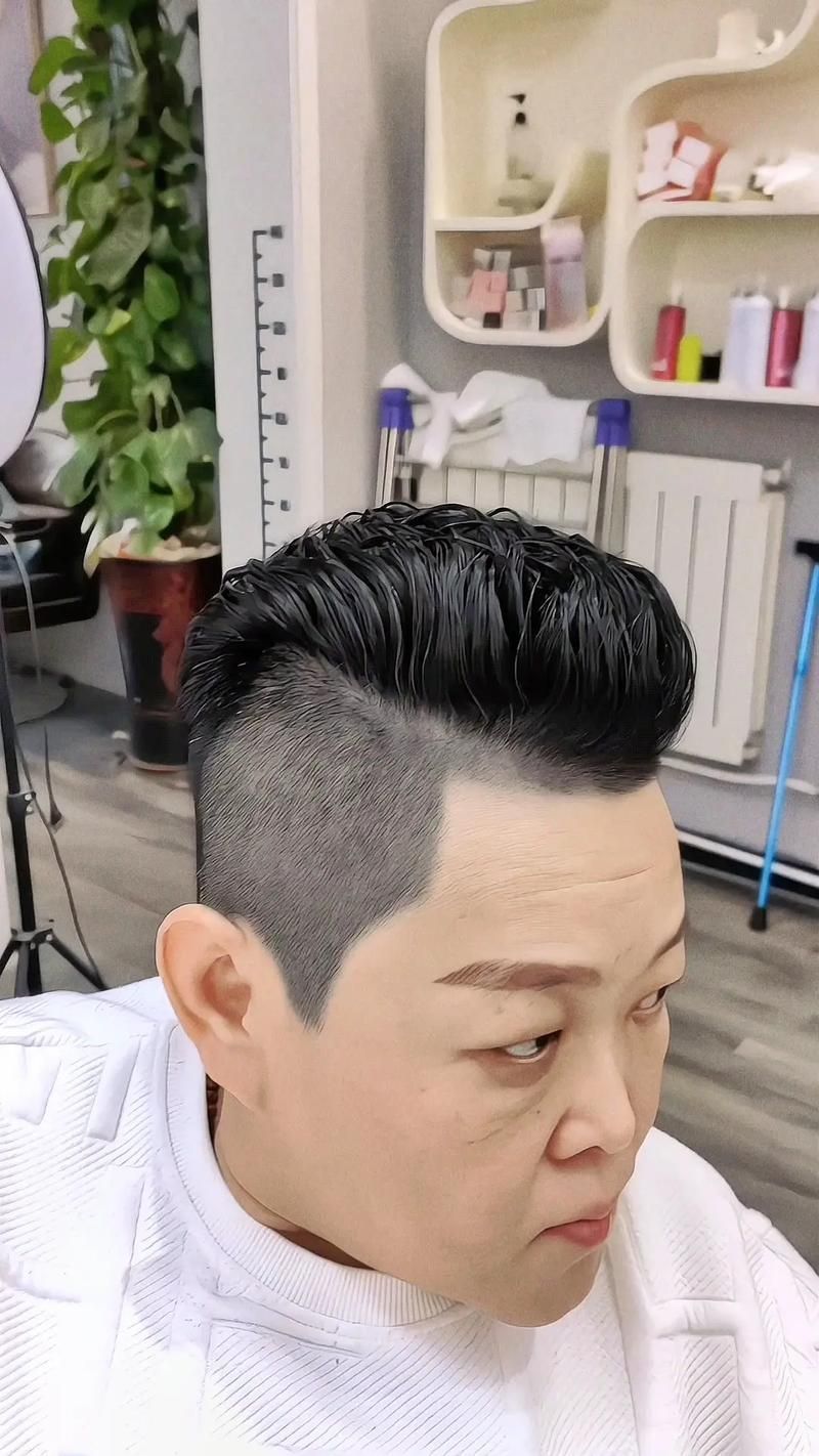 大背頭有哪些經典款式，大背頭日常打理指南，