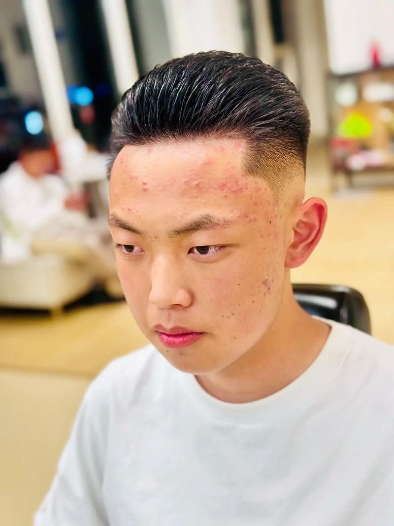 大背頭有哪些經典款式，大背頭日常打理指南，