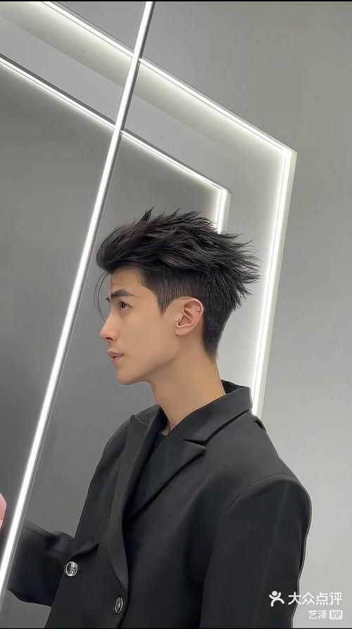 大背頭有哪些經典款式，大背頭日常打理指南，