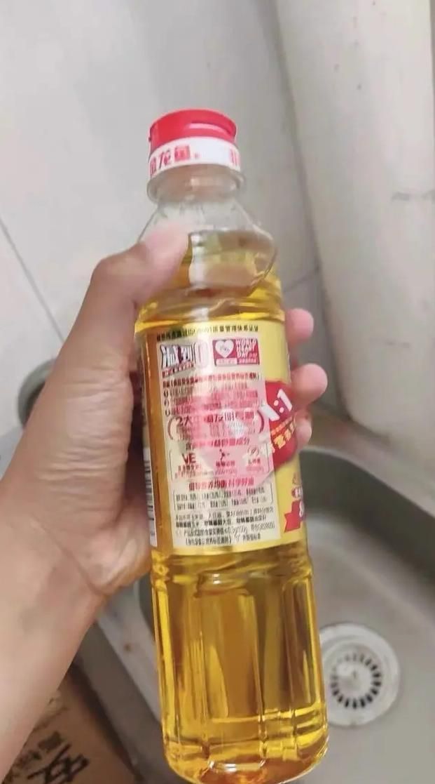 福臨門和金龍魚哪個(gè)性價(jià)比更高？，福臨門和金龍魚哪個(gè)性價(jià)比更高金龍魚在性價(jià)比方面更具優(yōu)勢(shì)