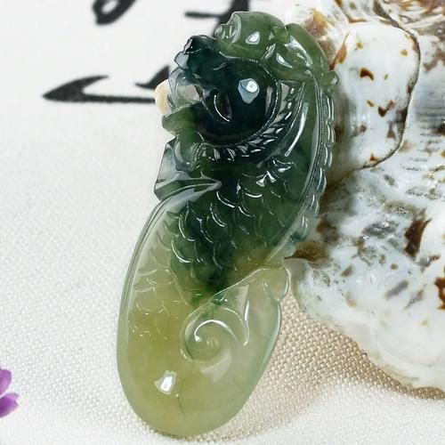 龍頭魚吊墜哪個材質最好，和田玉龍頭魚吊墜的選擇