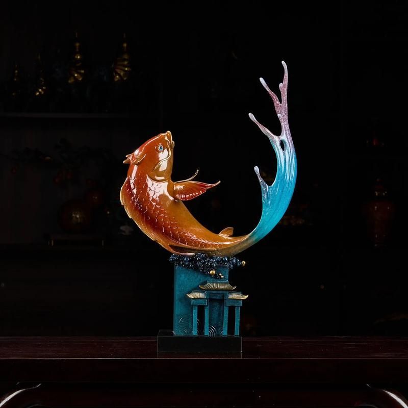 給我一些泗水龍魚的裝飾物搭配案例，泗水龍魚的裝飾物搭配