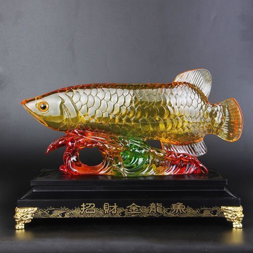 給我一些泗水龍魚的裝飾物搭配案例，泗水龍魚的裝飾物搭配
