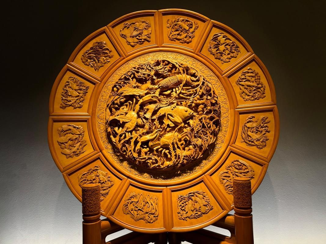 有哪些著名的木雕金魚大師，東陽木雕藝術大師張其仕《金玉滿堂》
