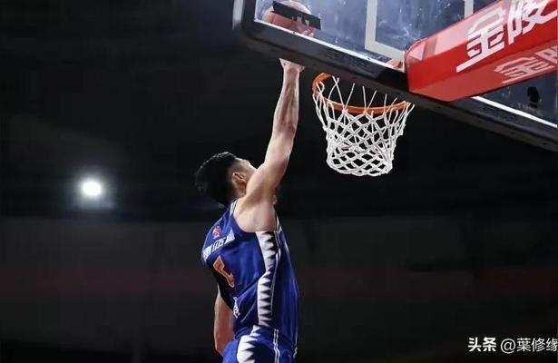 紅龍魚吃什么利于發(fā)色：紅龍魚發(fā)色期如何控制飲食紅龍魚發(fā)色期如何控制飲食