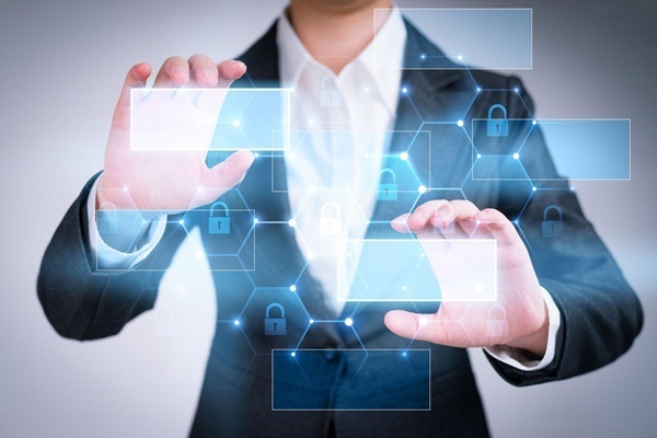 銀龍魚吃飼料好還是吃小魚好呢視頻(銀龍魚吃飼料好還是吃小魚好??)