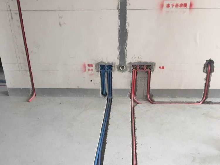 大型魚缸定制價格：大型魚缸定制價格受多種因素影響大型魚缸定制的注意事項