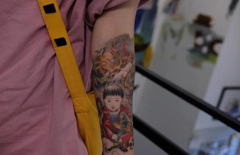紅龍圖案在現代設計中的應用，紅龍元素常被融入品牌logo設計中的應用