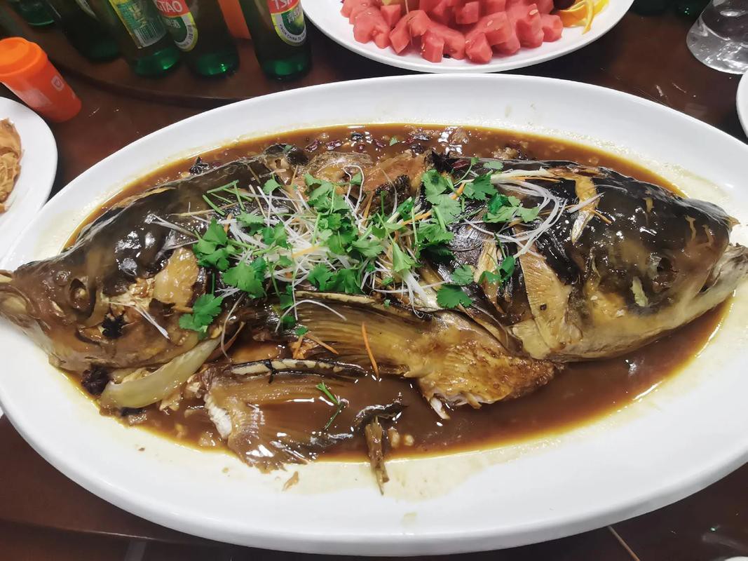 上供魚頭朝向正確圖：上供時魚頭朝向的禮儀規范