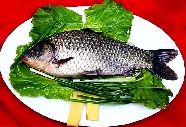 上供時雞頭魚頭朝哪：\