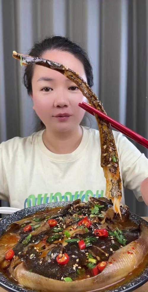 魔鬼魚吃人的照片【“魔鬼魚吃同事”事件實為誤傳，海洋館回應稱是誤食】