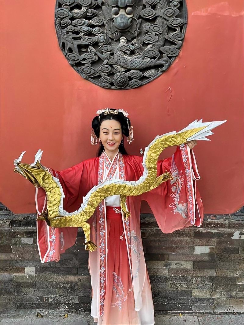 游戲中紅龍與金龍的設(shè)計(jì)靈感【游戲中的紅龍與金龍的設(shè)計(jì)靈感往往融合了東西方文化元素與創(chuàng)新科技感】