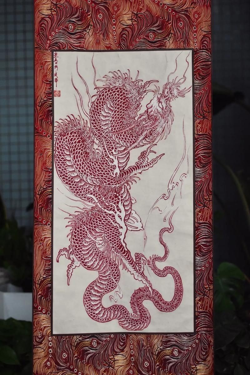 紅龍上色對比圖【“紅龍上色對比圖”直觀呈現了紅龍在不同階段或條件下的色彩變化與細節差異】