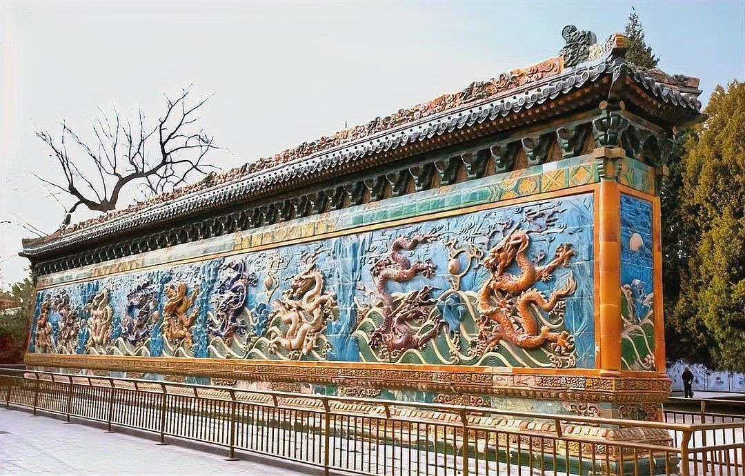 有沒有關(guān)于金龍的文化故事？，金龍作為中國傳統(tǒng)文化中極具象征意義的神秘形象與歷史傳承