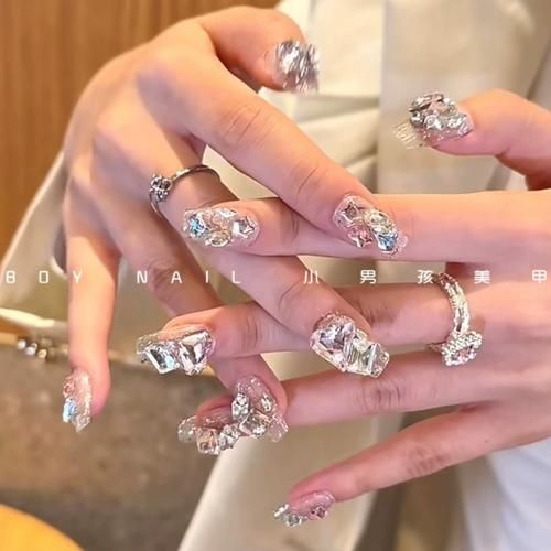 滿鉆短甲圖片，滿鉆短甲圖片展現了多種風格