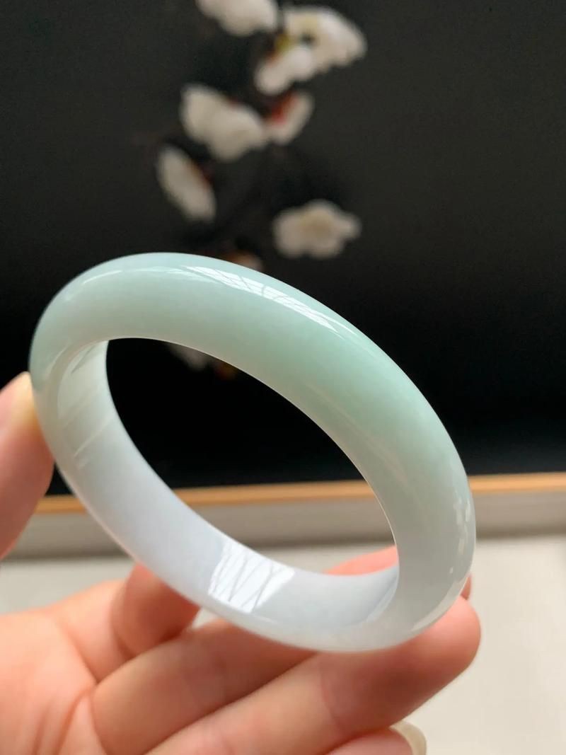 糯冰種翡翠手鐲圖片欣賞，糯冰種翡翠手鐲