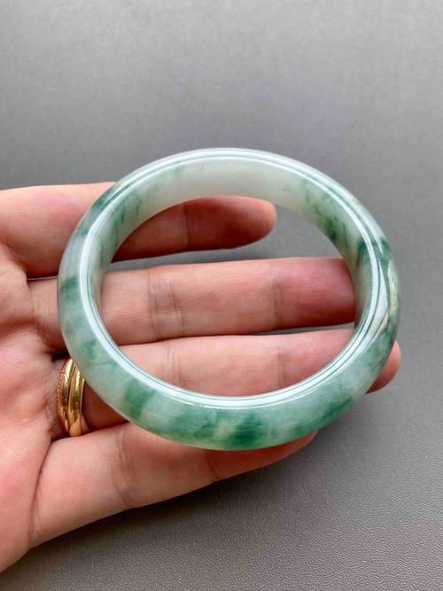 糯冰種翡翠手鐲圖片欣賞，糯冰種翡翠手鐲