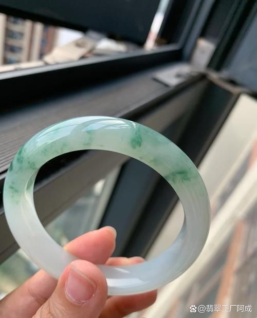 糯冰種翡翠手鐲圖片欣賞，糯冰種翡翠手鐲
