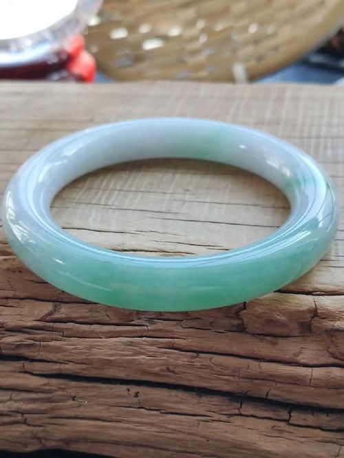 糯冰種翡翠手鐲圖片欣賞，糯冰種翡翠手鐲