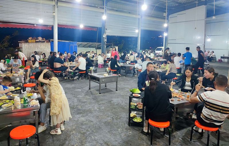 興仁龍魚(yú)店，興仁龍魚(yú)店是廣州久龍酒店集團(tuán)旗下的分店興仁龍魚(yú)店