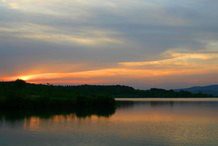 哪些歷史王朝與龍脈有關？，中國歷史上多個王朝被認為與特定地理區域的“龍脈”相關聯