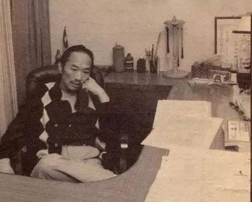 古龍有哪些罕見的老照片？，古龍珍藏老照片集:48歲英年早逝下葬時48瓶xo陪葬