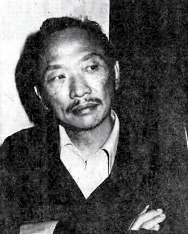 古龍有哪些罕見的老照片？，古龍珍藏老照片集:48歲英年早逝下葬時48瓶xo陪葬