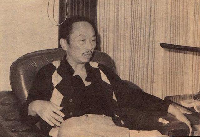 古龍有哪些罕見的老照片？，古龍珍藏老照片集:48歲英年早逝下葬時48瓶xo陪葬